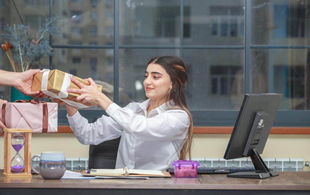 empleada recibiendo un regalo corporativo