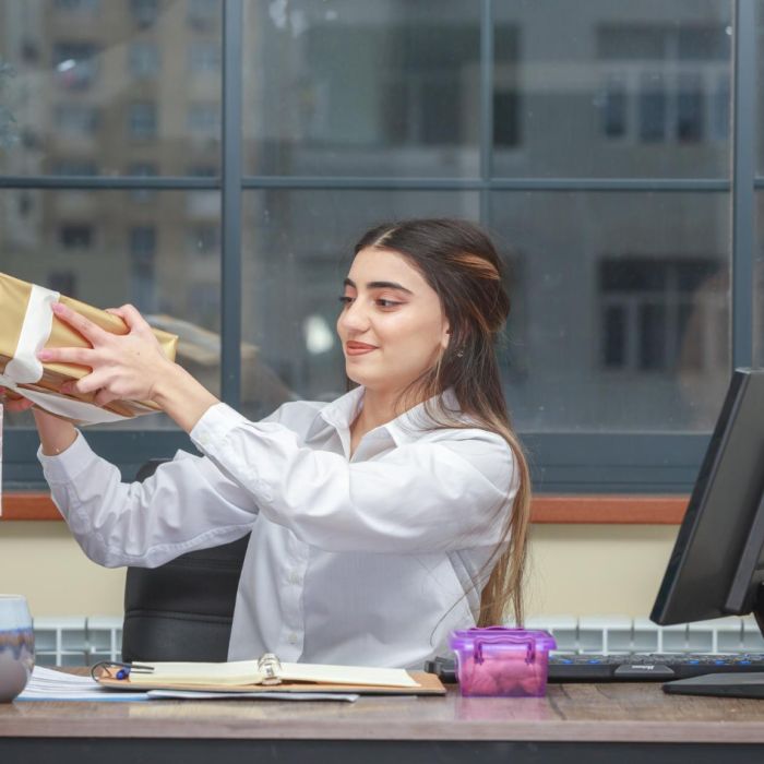 empleada recibiendo un regalo corporativo
